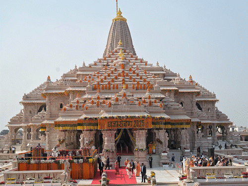 योगी ने राममंदिर चढ़ावे की जांच के लिए SIT बनाई:मंदिर के कर्मचारी के घर ₹10 लाख मिले, गोबर के ढेर में छिपाए थे