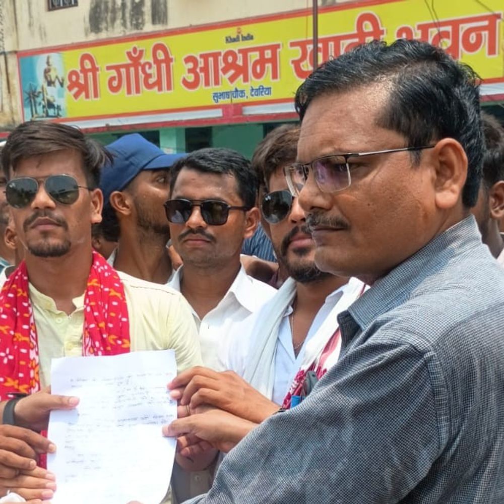 देवरिया में बिजली समस्याओं पर प्रदर्शन:उपभोक्ताओं ने सुभाष चौक पर जिला प्रशासन को ज्ञापन सौंपा