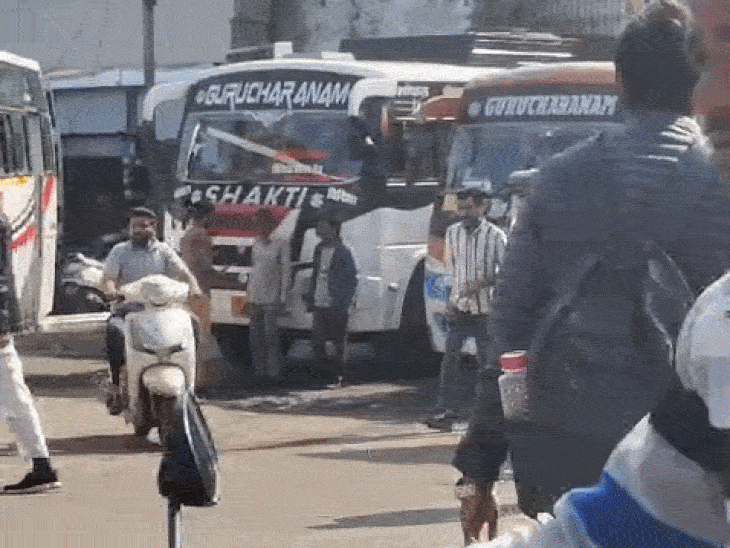 MP में नियम विरुद्ध रजिस्टर्ड हुईं 2440 बसें:इंदौर-नीमच सबसे अव्वल, एसोसिएशन ने CM से की अधिकारियों की बर्खास्तगी की मांग