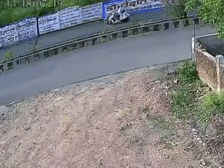 सड़क हादसे में युवक की मौत का VIDEO:मंदसौर में रॉन्ग साइड से आती स्कूटी को बचाने में हादसा; 15 फीट तक फिसलती गई बाइक
