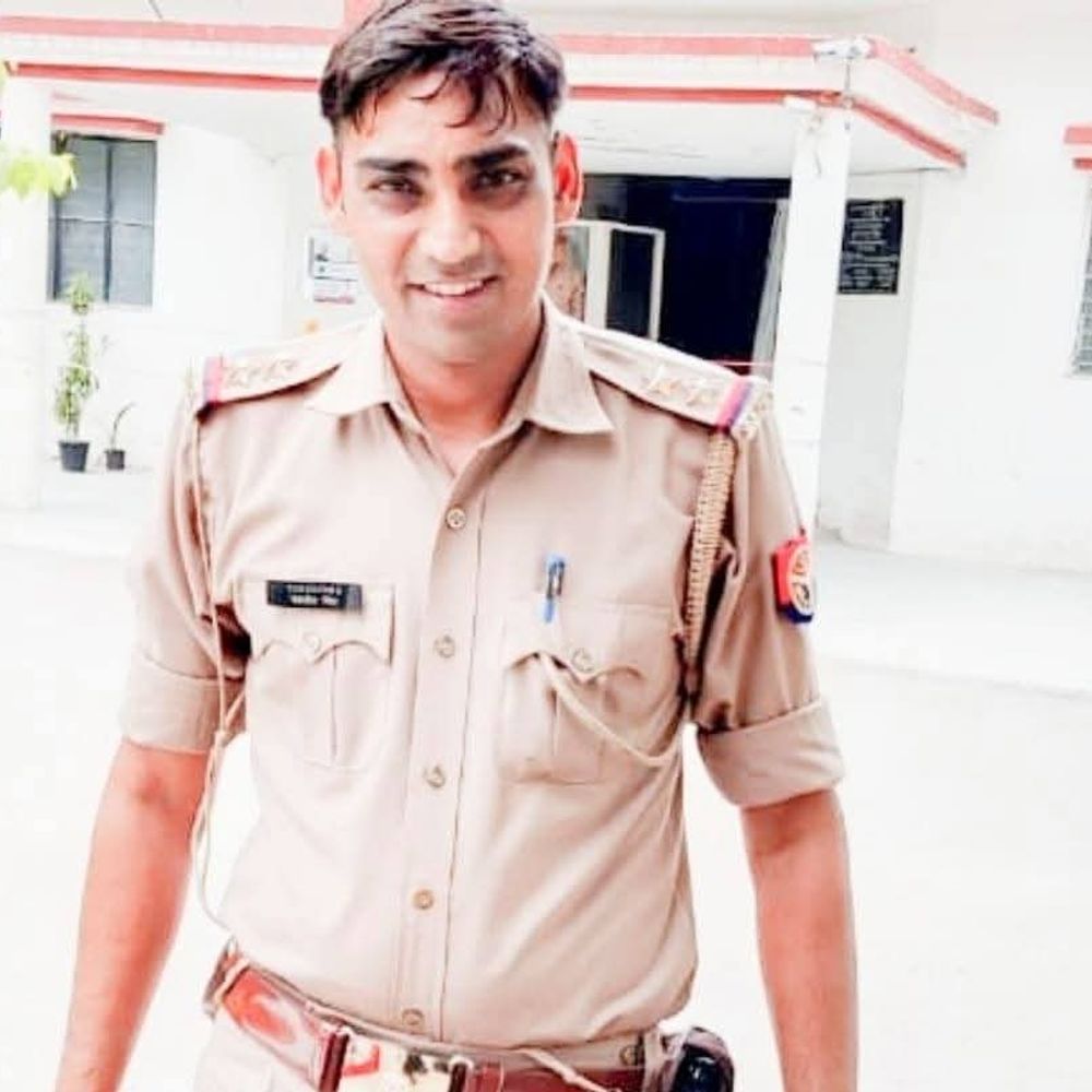 आगरा में 2 चौकी प्रभारी पर कार्रवाई, एक निलंबित:एक ने सराफा अध्यक्ष से मांगी रिश्वत, दूसरे ने जनप्रतिनिधि को जूते से मारने की दी धमकी