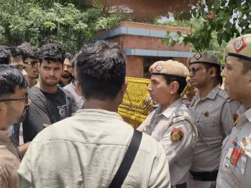 दिल्ली में NTA दफ्तर के बाहर छात्रों का हंगामा:पुलिस ने अधिकारियों से मिलने से रोका, CUET-PG में बड़ी धांधली का आरोप