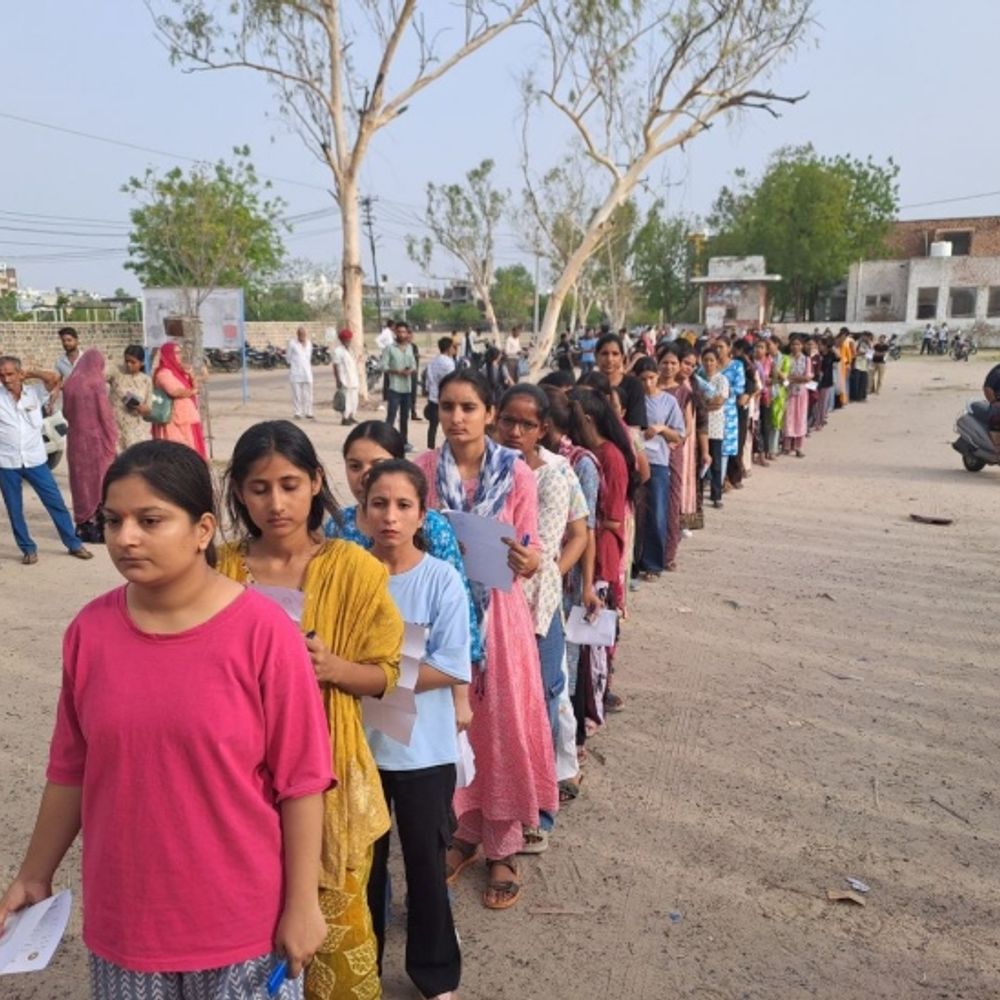 पीटीईटी परीक्षा-कड़ी जांच के बाद अभ्यर्थियों को एंट्री:लड़कों से ज्यादा लड़कियों की दिखी लम्बी कतार