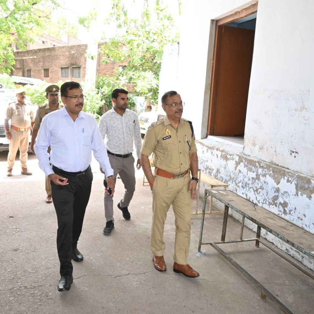 जालौन में प्रवक्ता भर्ती परीक्षा संपन्न:2332 में से 870 अभ्यर्थी शामिल, DM-SP ने केंद्रों का किया निरीक्षण