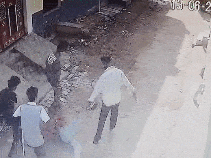 भिंड में युवक का अपहरण कर बनाया बंधक- VIDEO:पुलिस ने 5KM तक किया पीछा, युवक को छुड़ाकर तीन आरोपी दबोचे, फिर निकाला जुलूस