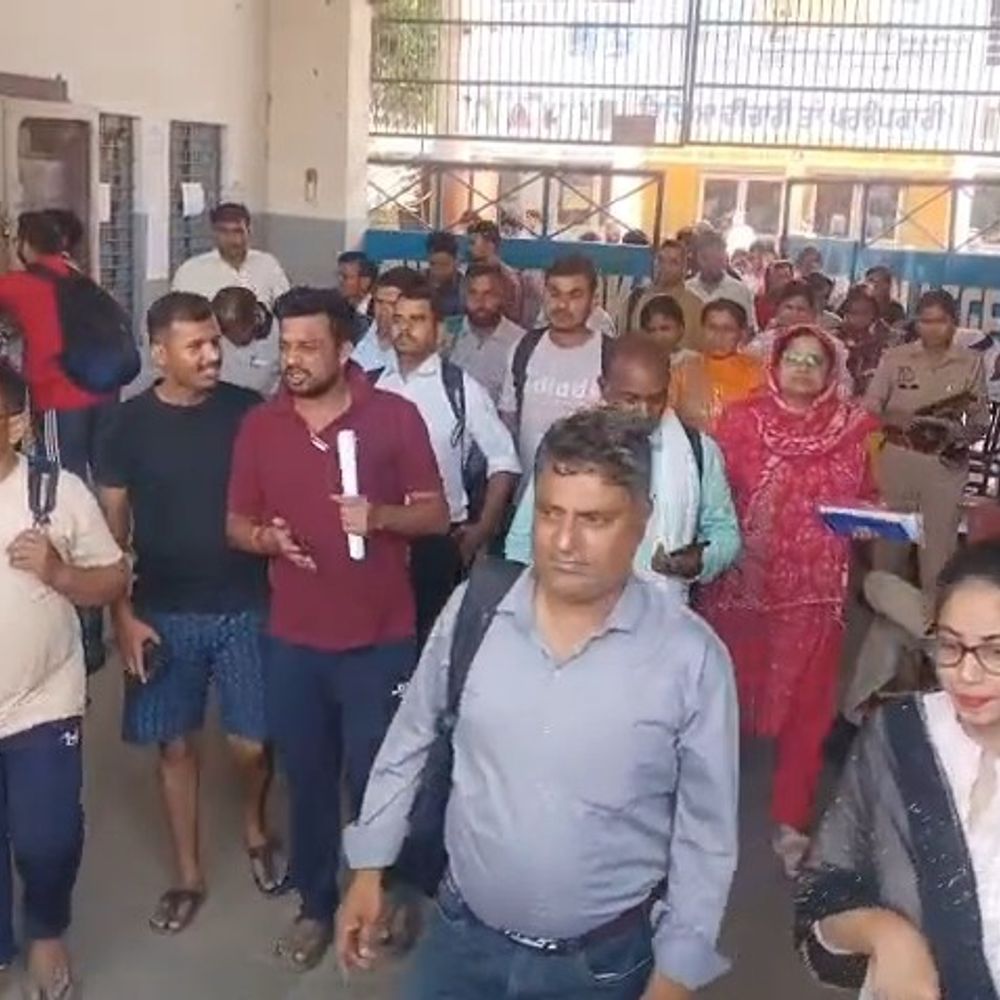 यूपीपीएससी प्रवक्ता परीक्षा में सहारनपुर रहा फीका:66% अभ्यर्थियों ने छोड़ा एग्जाम, 21 केंद्रों पर 9,207 अभ्यर्थी थे पंजीकृत, सिर्फ 3,142 पहुंचे; उपस्थिति 34.13% रही