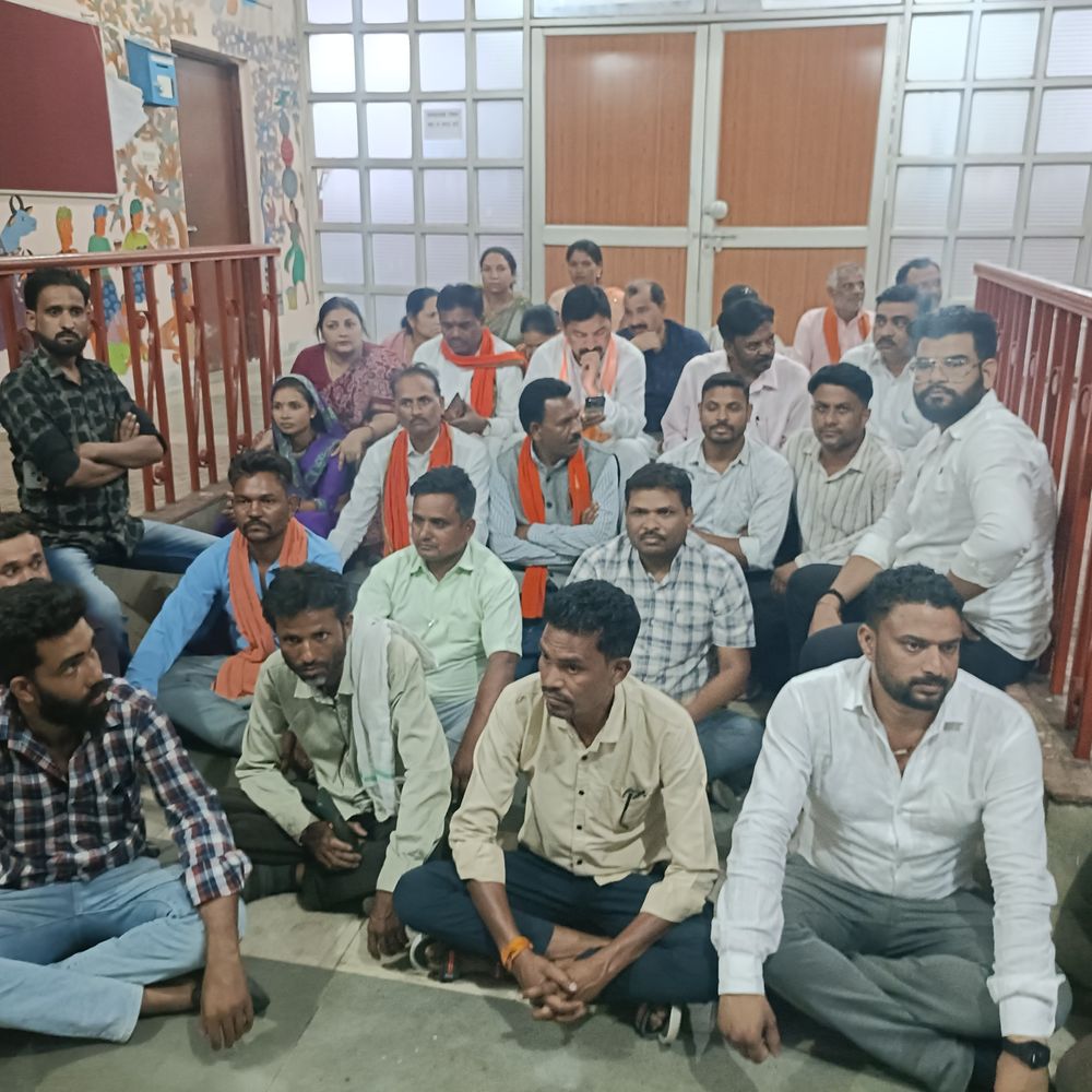 कलेक्टर से मिलने गेट पर बैठे भाजपा नेता:डिंडोरी में जनकल्याणकारी शिविरों में नाम न होने पर आपत्ति जताई