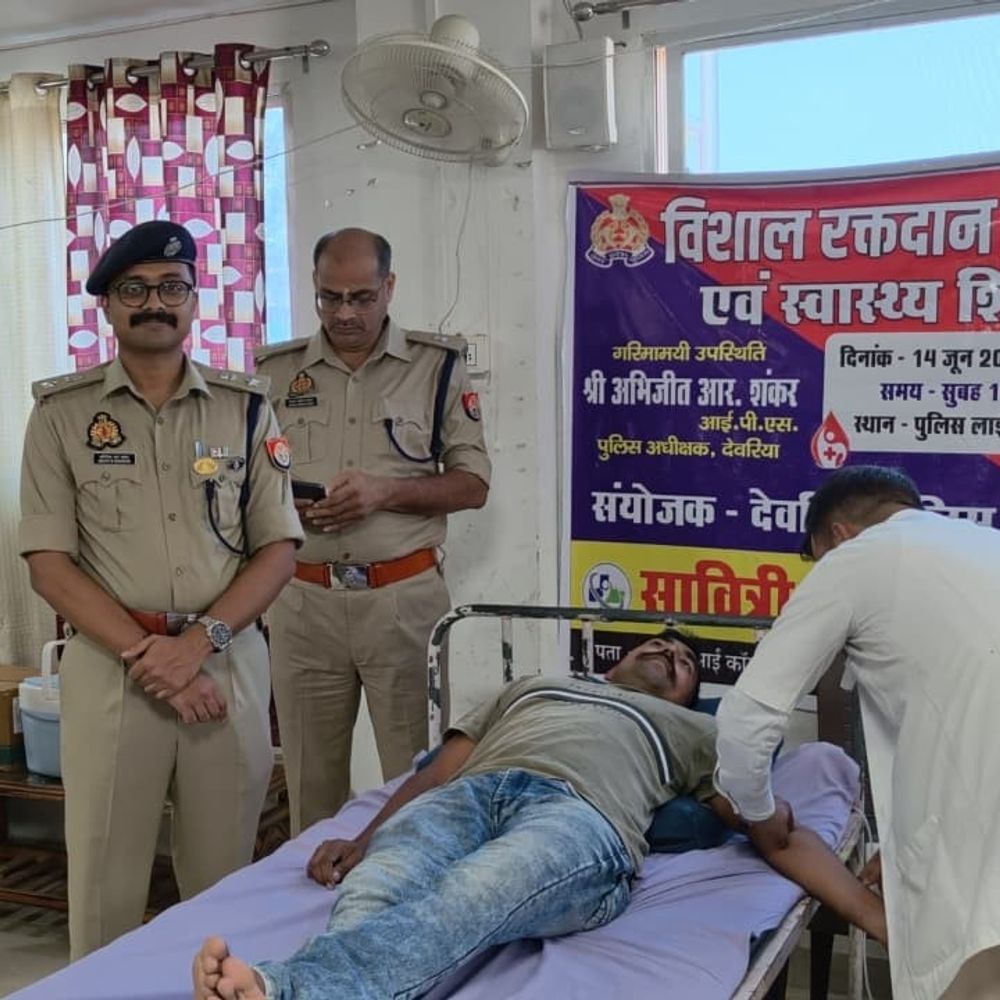 देवरिया पुलिस लाइन में 42 पुलिसकर्मियों ने किया रक्तदान:सावित्री अस्पताल के सहयोग से स्वास्थ्य शिविर भी आयोजित