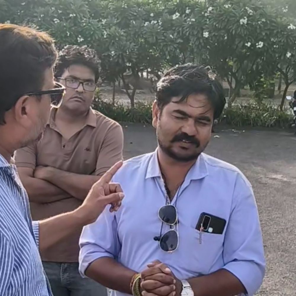 गार्डन में गेंद लेते बच्चों को कमरे में किया बंद:बच्चे चिल्लाते रहे गार्ड ने एक नहीं सुनी; बाहर से निकलते व्यक्ति ने खोला गेट