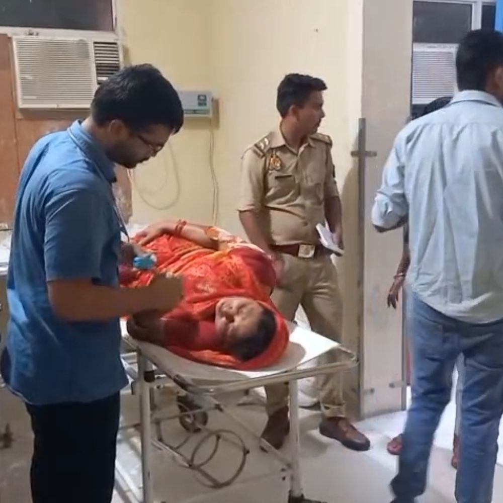 महिला को देवर ने मारी गोली, छर्रे लगने से घायल:फिरोजाबाद में खेत पर काम कर रही थी, आरोपी साथियों संग फरार