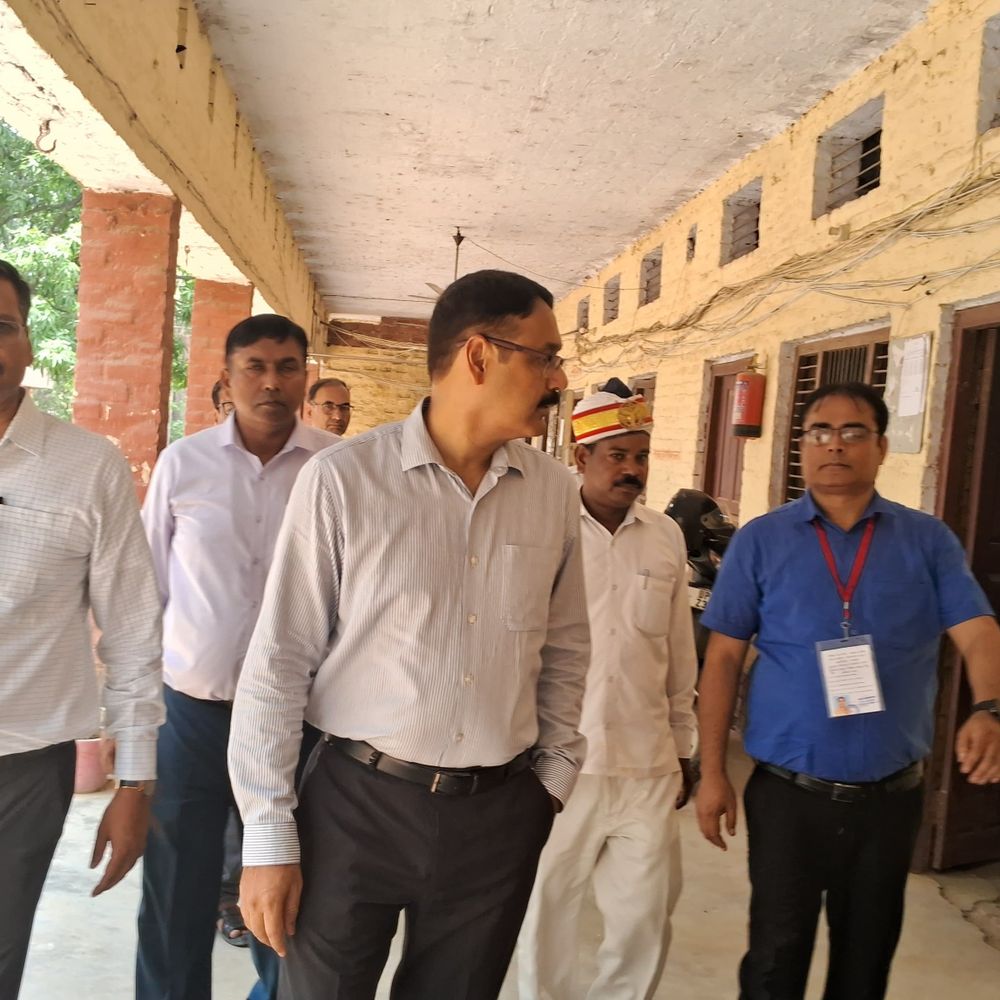 प्रवक्ता परीक्षा में 50 प्रतिशत से अधिक परीक्षार्थी अनुपस्थित रहे:डीएम ने परीक्षा केंद्रों का निरीक्षण कर व्यवस्थाएं जांची, बोले- परीक्षा में गड़बड़ी हुई तो कार्यवाही होगी