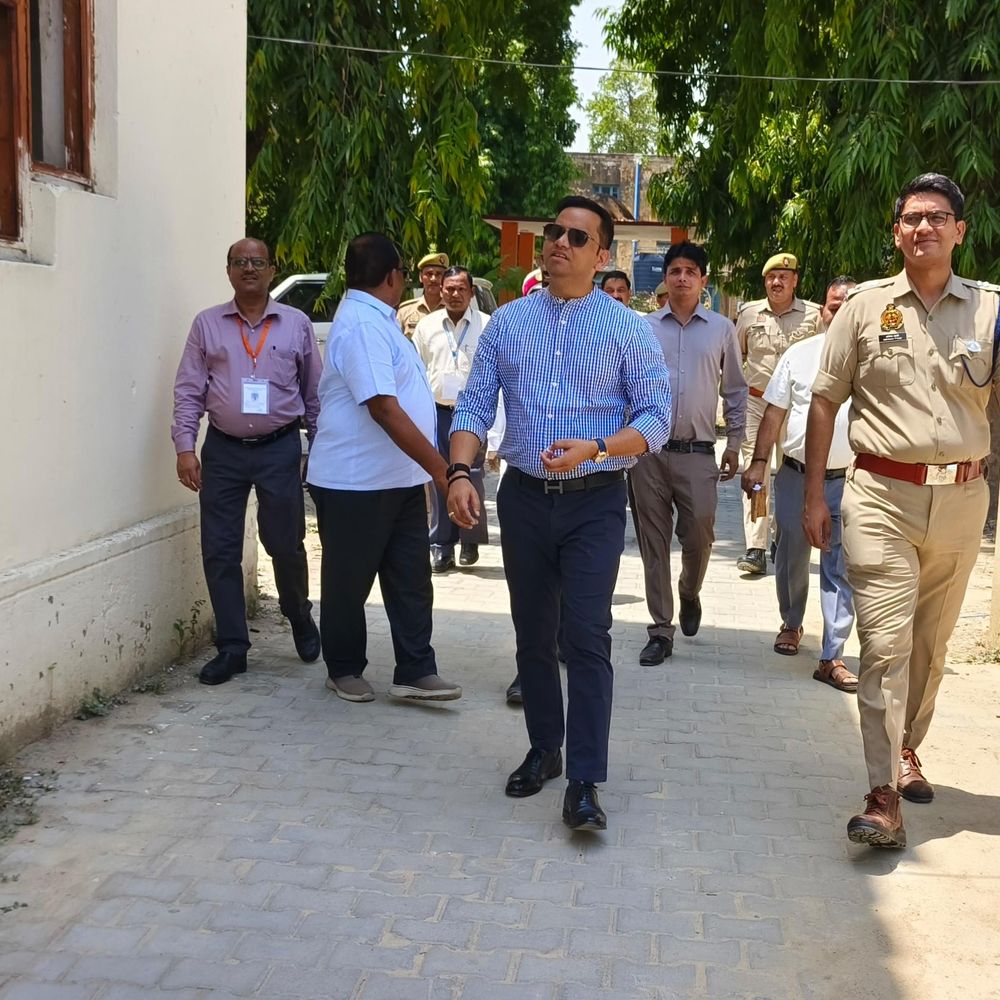 डीएम-एसपी ने परीक्षा केंद्र का निरीक्षण किया:प्रवक्ता राजकीय इंटर कॉलेज प्रारंभिक परीक्षा की तैयारियों का जायजा लिया