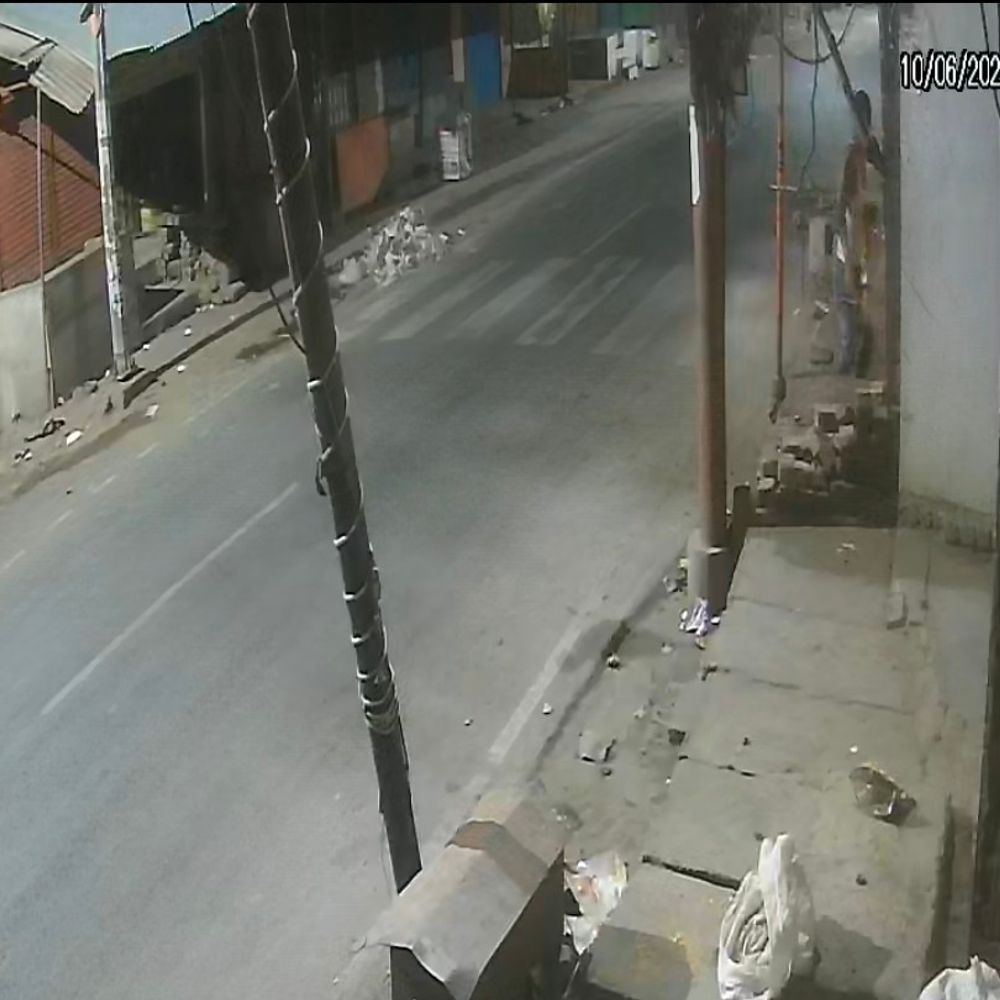 हरदोई में मंदिर में दानपात्र से नकदी चोरी:CCTV फुटेज में टी-शर्ट उतारकर चोरी करता दिखा आरोपी