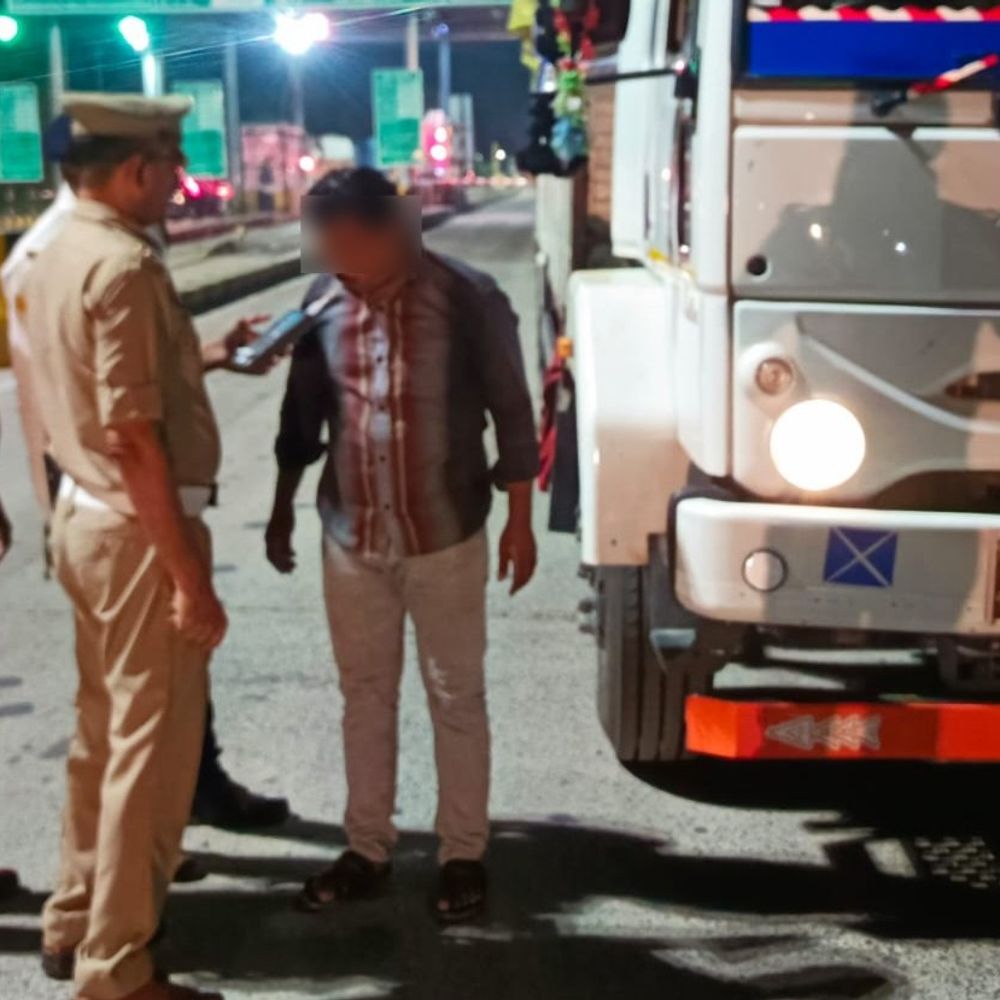 अमेठी में पुलिस ने चलाया सघन चेकिंग अभियान:गौरीगंज टोल प्लाजा पर ब्रेथ एनालाइजर से जांच, नशे में गाड़ी चलाने वालों पर कार्रवाई