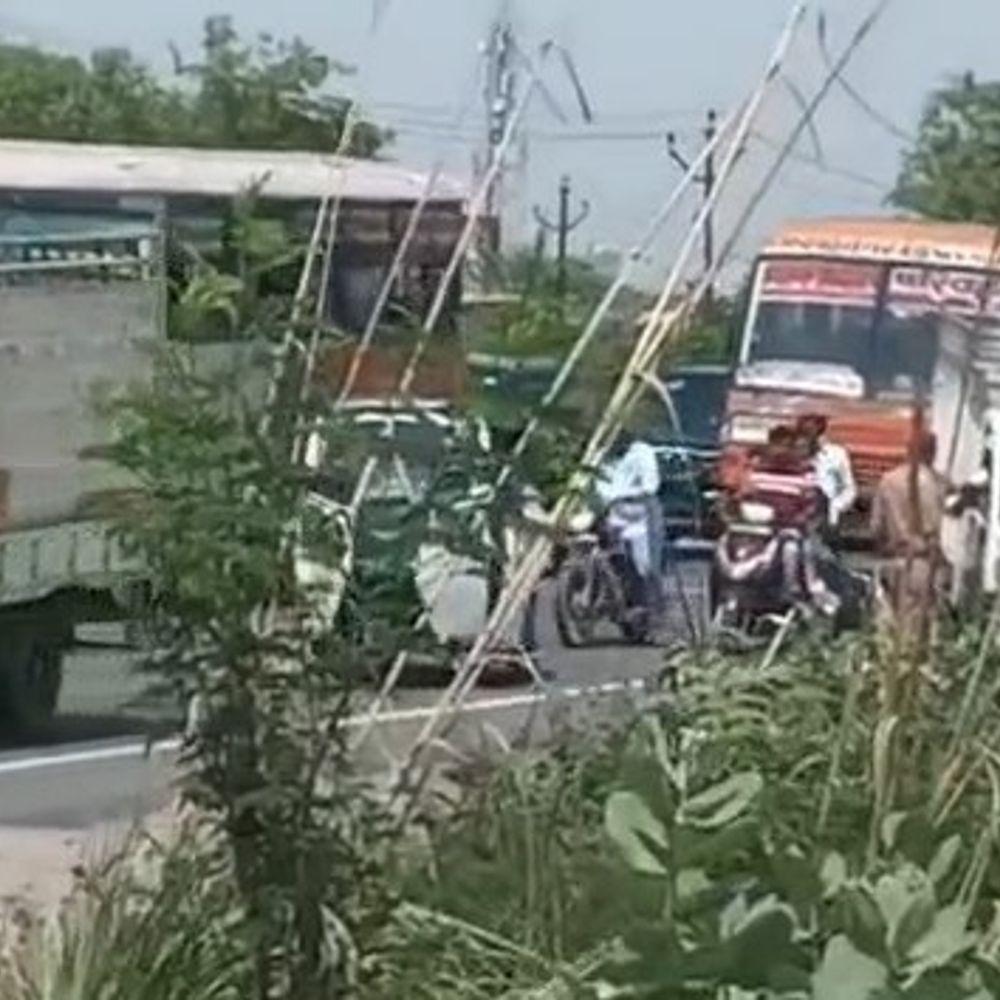 तेज रफ्तार कंटेनर ने बाइक सवार परिवार को मारी टक्कर:महिला की मौत, पति और दो बच्चे गंभीर रूप से घायल
