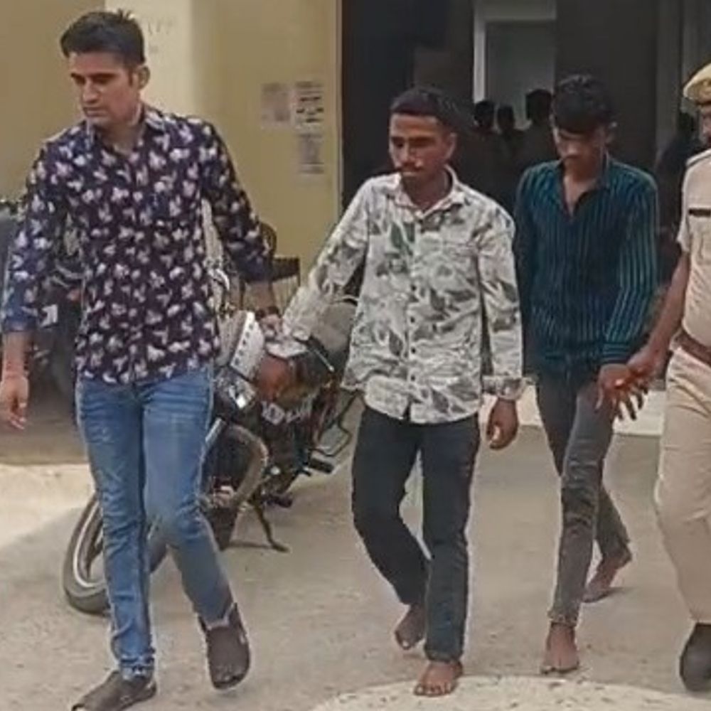 लसड़िया में राहगीरों से लूट मामला, दो आरोपी गिरफ्तार:मोबाइल और बाइक बरामद, तीसरा आरोपी अभी भी फरार