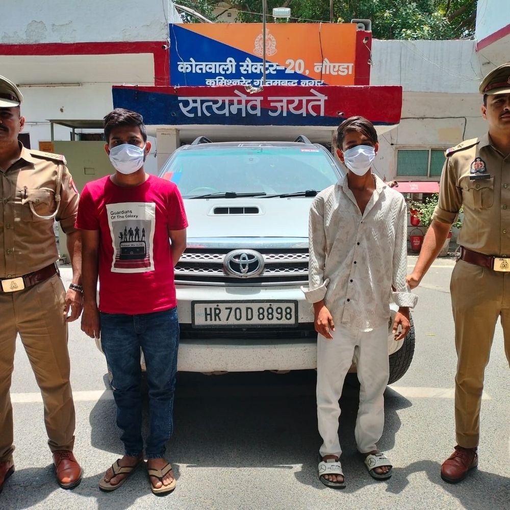 नोएडा में 7.25 लाख की कफ सिरप जब्त:फॉर्च्यूनर से तस्करी कर रहे दो आरोपी गिरफ्तार, तीन की तलाश