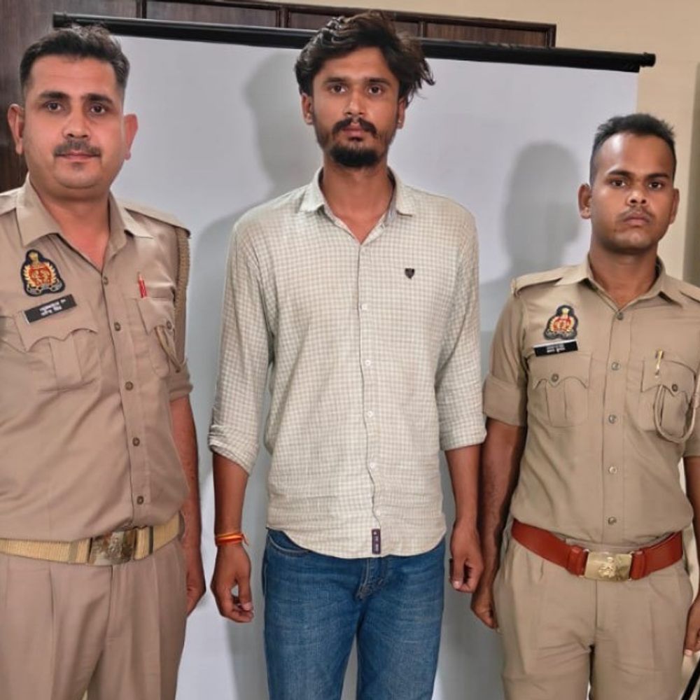 मेरठ में बाइक से टकराई दरोगा की कार:दो युवकों ने किया हंगामा, फाड़ी वर्दी; एक आरोपी गिरफ्तार