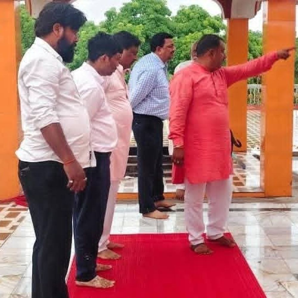 अमेठी के मां कालिकन धाम में बिछी रेड कार्पेट:बारिश में श्रद्धालुओं को दर्शन की सुविधा के लिए सांसद की पहल