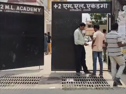 दरभंगा के 24 सेंटर पर सिपाही भर्ती परीक्षा:दूसरी पाली का चल रहा एग्जाम, बिना जूते एग्जाम सेंटर में गए अभ्यर्थी
