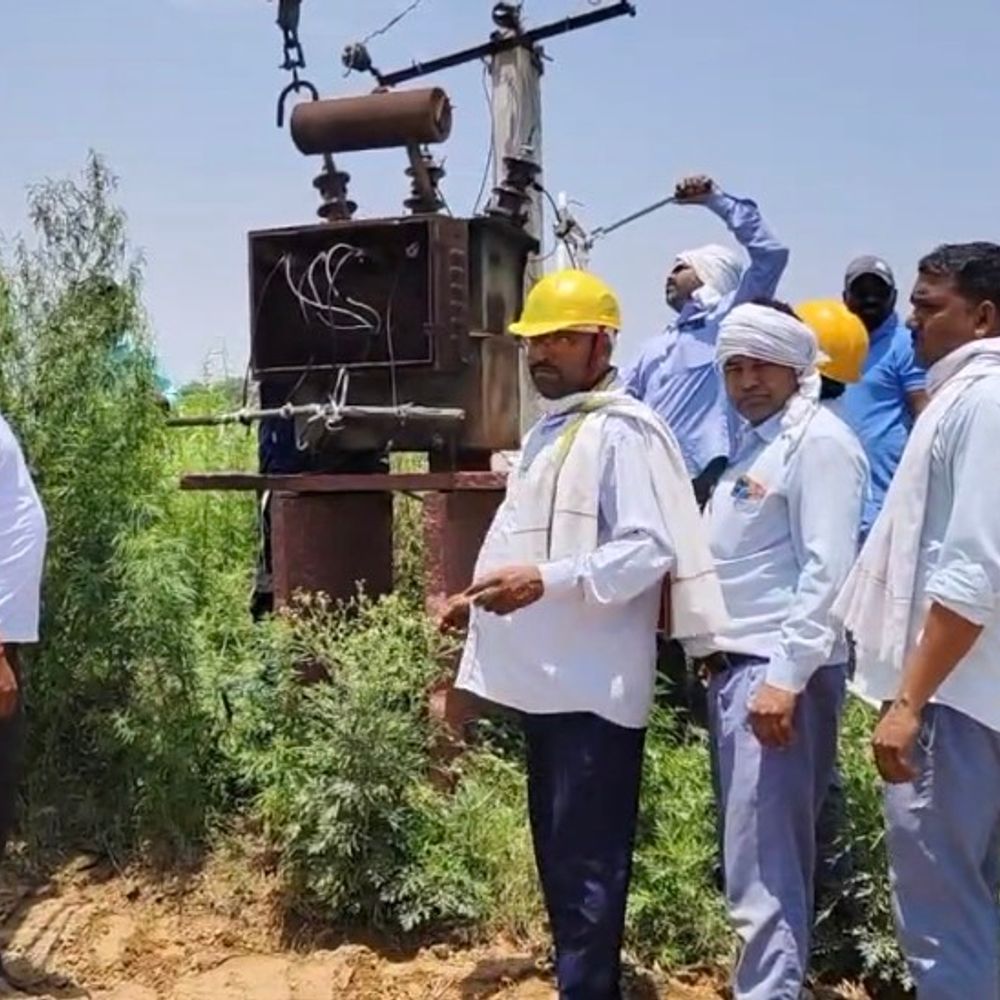 15 लाख बकाया पर 20 कृषि ट्रांसफार्मर उतारे:6 लाख जमा होते ही बहाल की बिजली, राजाखेड़ा में JVVNL का अभियान