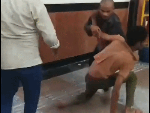 फतेहपुर रेलवे स्टेशन पर ऑटो चालक की मारपीट:विवादों से यात्रियों को परेशानी, आरोपों की जांच