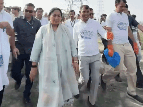 दिल्ली सीएम रेखा गुप्ता ने की यमुना की सफाई:28 घाटों पर एक साथ चला मेगा क्लीनिंग ड्राइव, बोलीं सभी को निभानी होगी जिम्मेदारी