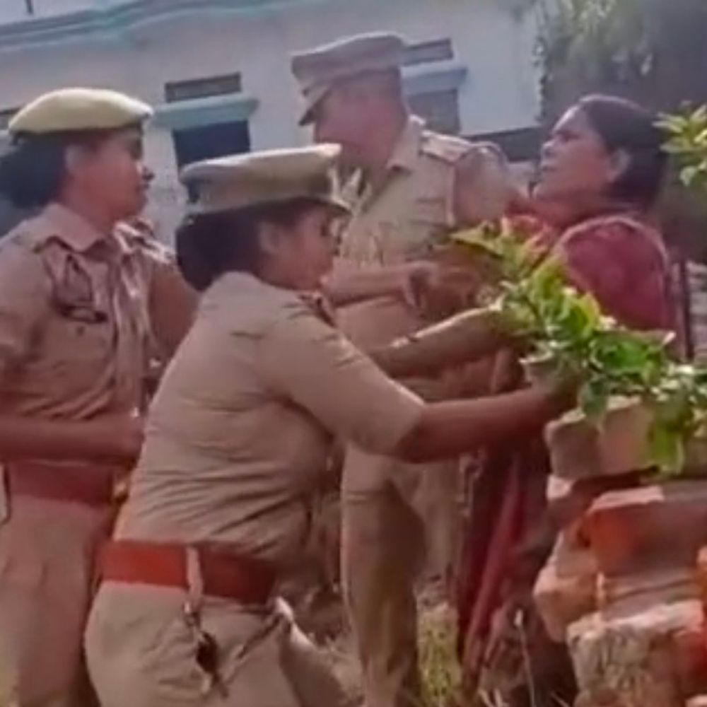 सरकारी जमीन से अतिक्रमण हटा, महिला ने किया विरोध:मऊ पुलिस और राजस्व टीम पर स्टे आदेश के उल्लंघन का आरोप