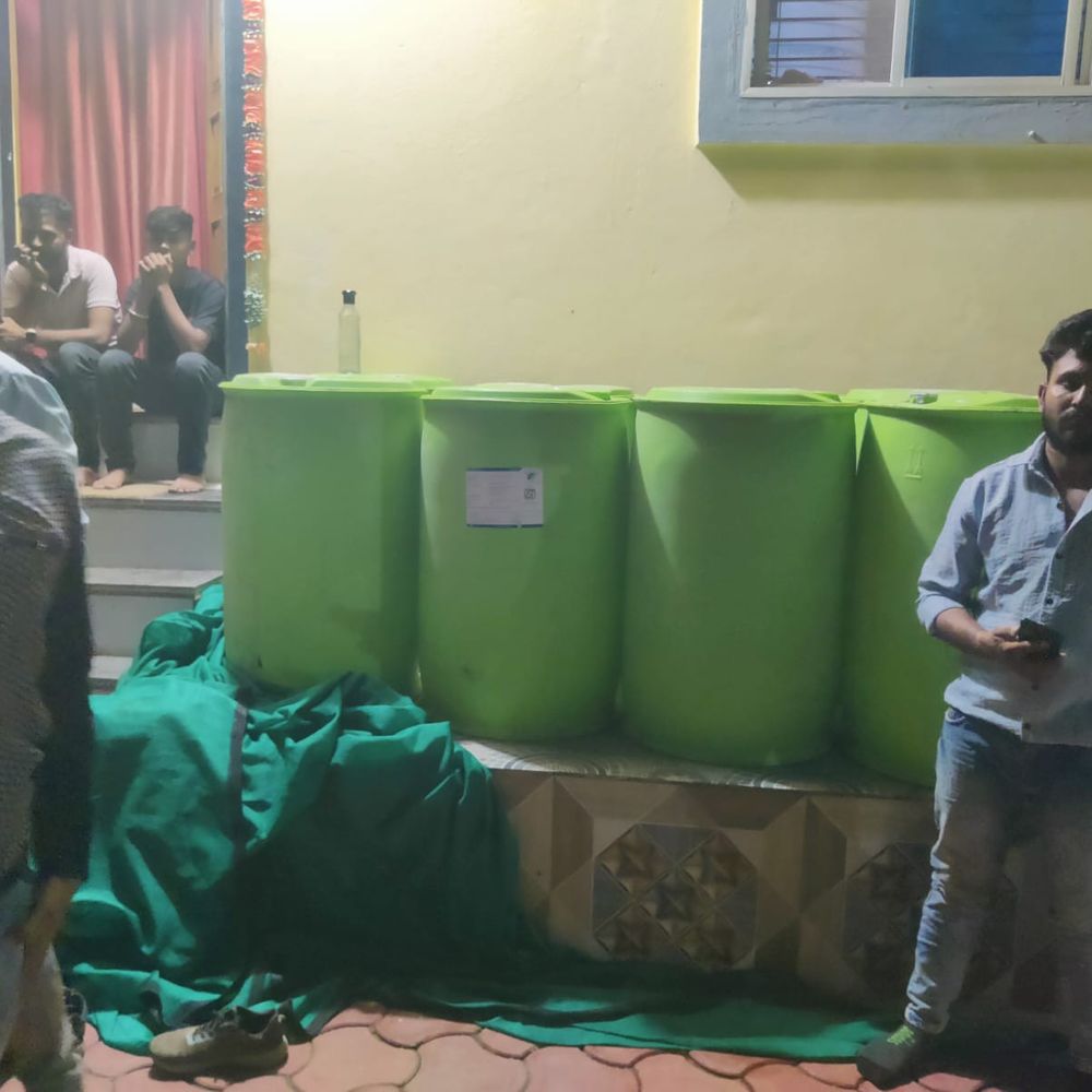 घर में छिपाकर रखा था डीजल, 2640 किलो जब्त:सीहोर के भैरूंदा में 12 टंकियों में भरा मिला डीजल, ग्राहकों को बेचने की थी तैयारी