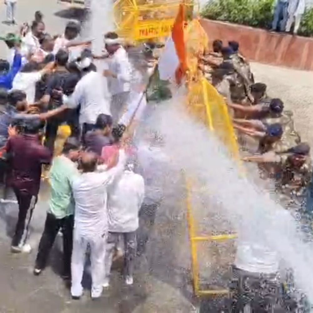 कलेक्ट्रेट घेरने पहुंचे कांग्रेसियों पर वाटर कैनन चलाया:सागर में बढ़ते अपराधों पर चिंता; कांग्रेस प्रत्याशी का राज्यसभा नामांकन रद्द होने पर नाराज