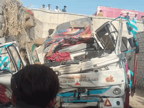 एक्सप्रेस वे पर त्रिलोकपुरा अंडरपास से नीचे गिरा केंटा ट्रक:एक युवक की मौके पर हुई मौत, दूसरा गंभीर घायल