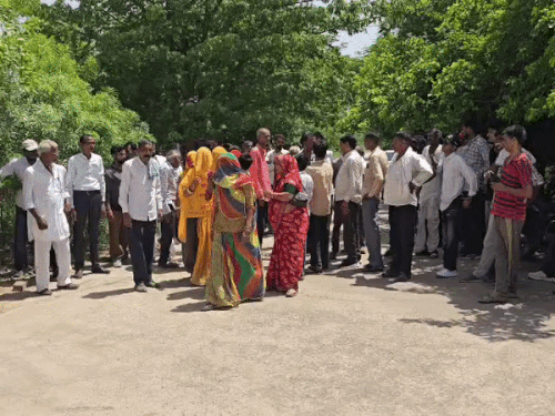 पुलिस कार्रवाई पर जताया असंतोष:चौथ का बरवाड़ा में दिलीप सोलंकी मामले में प्रदर्शन, आरोपियों की शीघ्र गिरफ्तारी की मांग