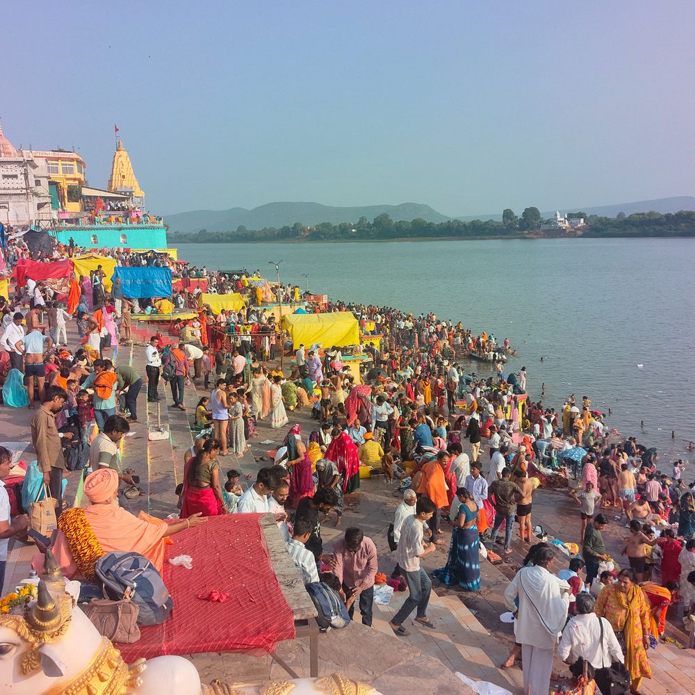 सोमवती अमावस्या पर महासंयोग:सुबह 5 बजे से हजारों श्रद्धालुओं ने किया नर्मदा स्नान; 5 शहरों से पहुंचे लोग, घाटों पर सुरक्षा बल तैनात