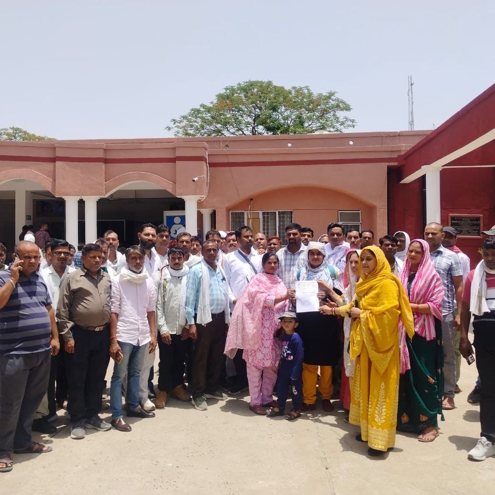औरैया में रोजगार सेवकों ने सरकार के खिलाफ खोला मोर्चा:नियमितीकरण और राज्य कर्मचारी का दर्जा देने की प्रमुख मांग