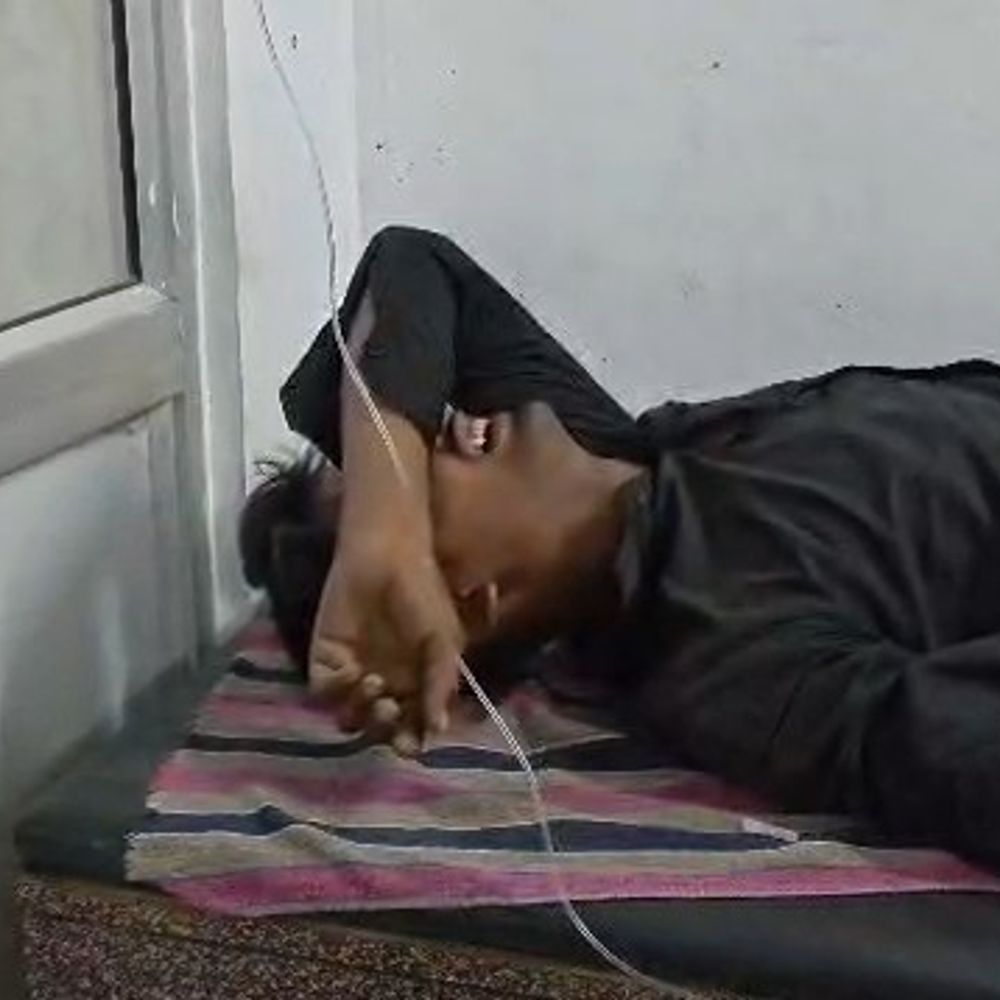 अवैध रेत ट्रैक्टर ने बाइक को मारी टक्कर:  सिंगरौली में तीन युवक गंभीर घायल; स्थानीय लोगों ने अस्पताल पहुंचाया – Singrauli News