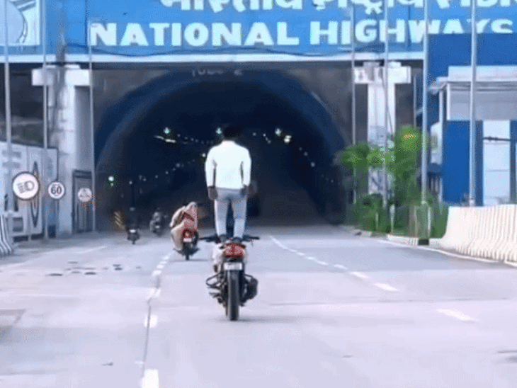 मोहनिया टनल में बाइक सवार का जानलेवा स्टंट- VIDEO:चलती बाइक पर खड़े होकर ट्रकों के बीच से गुजरा; पुलिस पहचान करने में जुटी