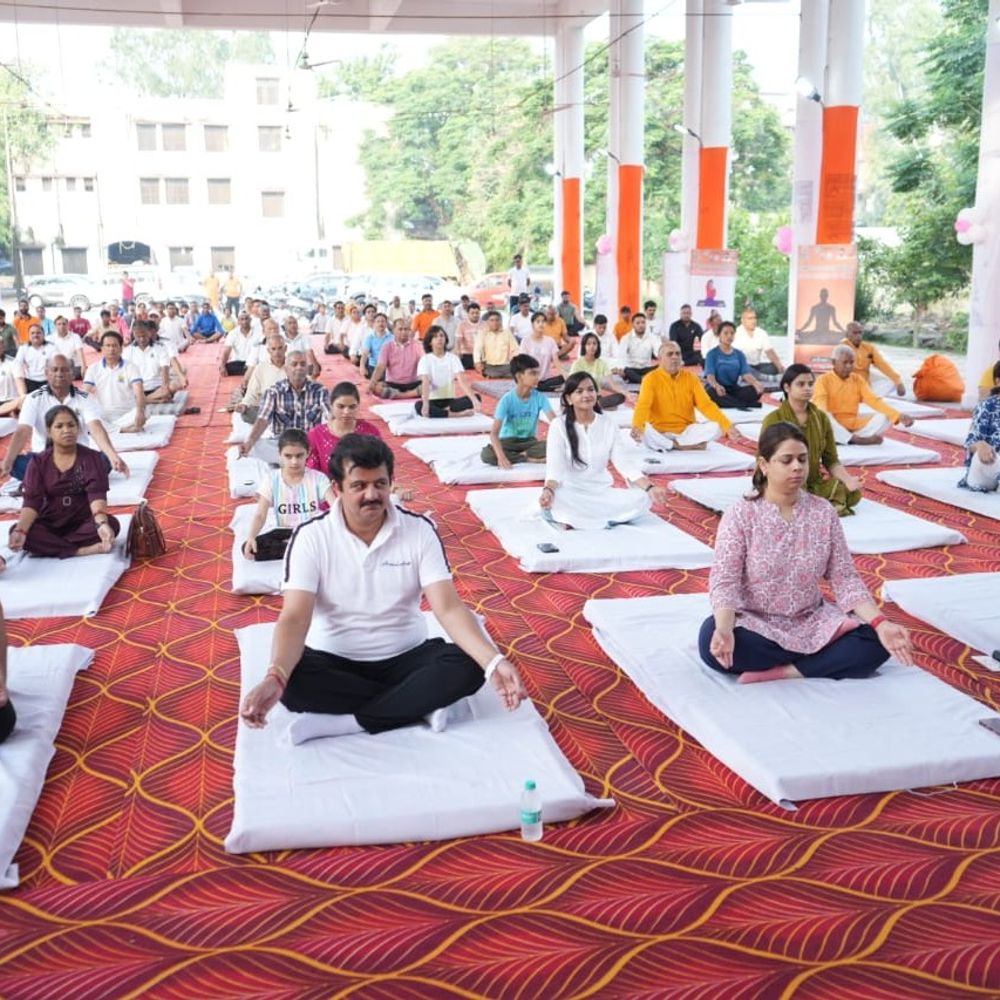 बिजनौर में 12वें अंतर्राष्ट्रीय योग दिवस सप्ताह का शुभारंभ:जिला पंचायत अध्यक्ष ने फीता काटकर किया उद्घाटन, योग सप्ताह शुरू