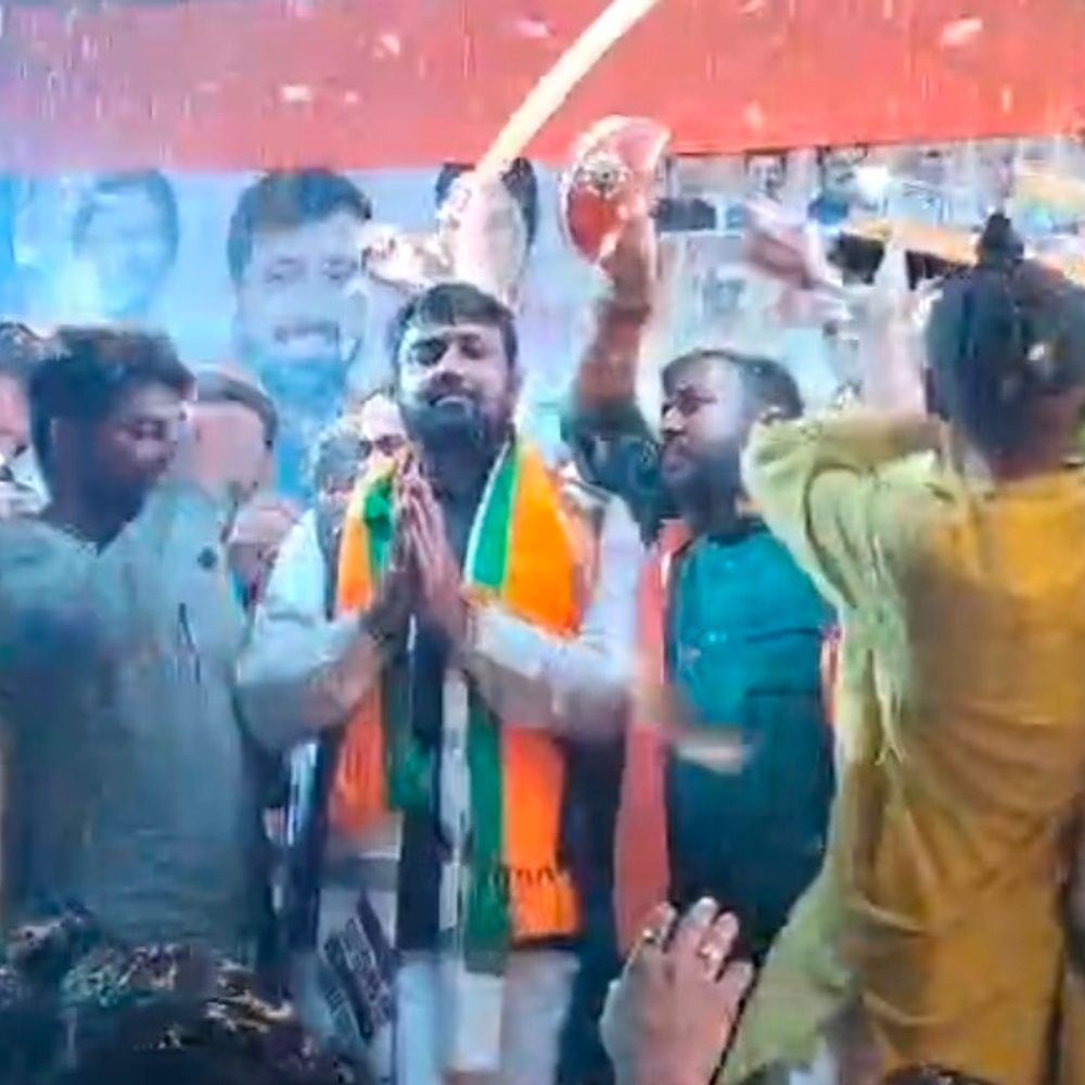 भाजयुमो अध्यक्ष के स्वागत में अस्पताल के बाहर डीजे बजा:  हॉस्पिटल के बाहर शोर पर कांग्रेस की आपत्ति; प्रशासन की चुप्पी पर सवाल – Dhar News