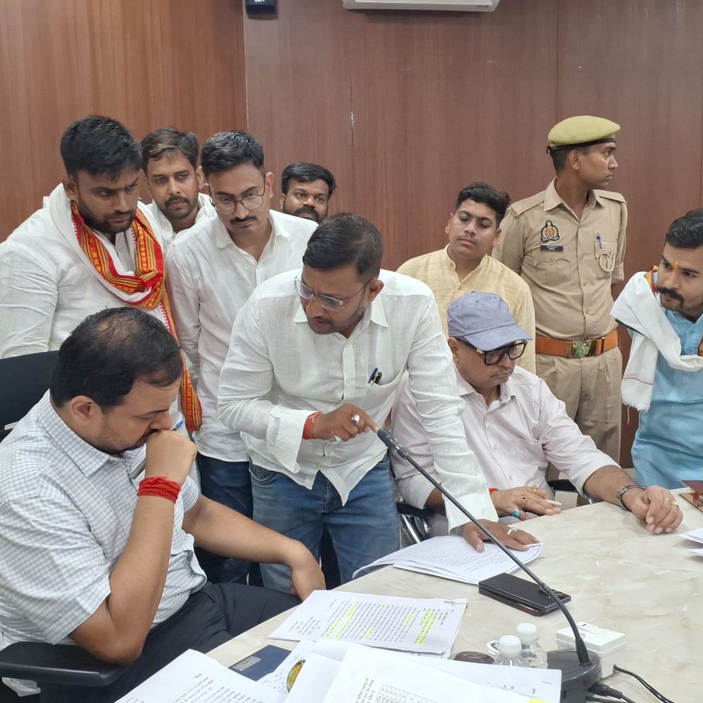 गाजीपुर में दो होटलों पर गंभीर आरोप:छात्र नेताओं ने DM से की जांच की मांग, फर्जी मुकदमों से परेशानी का आरोप