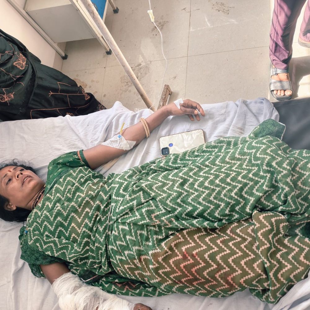 बड़वाह-धामनोद मार्ग पर दो बाइक टकराईं:महिला समेत चार लोग घायल, खरगोन रेफर, सोमवती अमावस्या की वजह से ट्रैफिक था