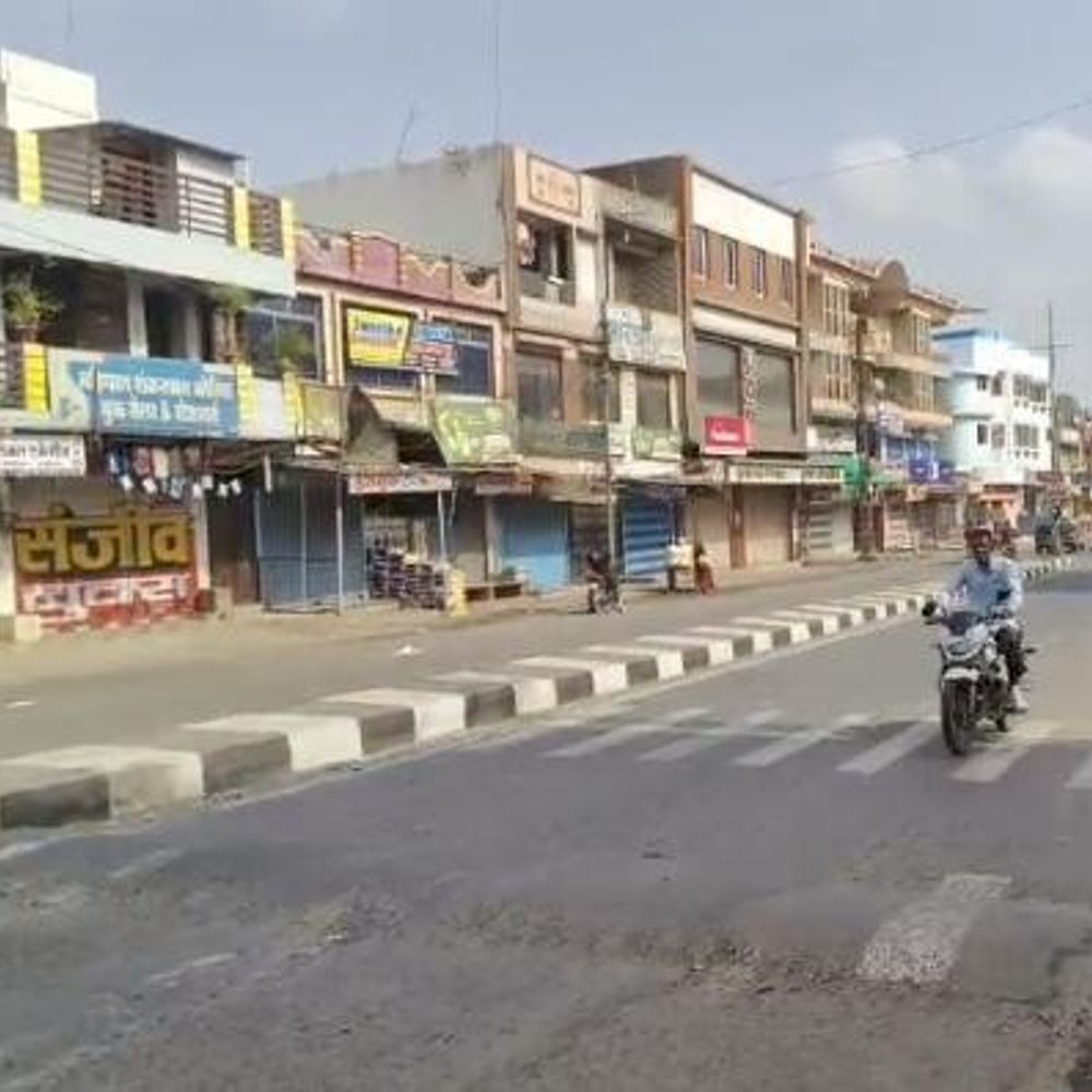 प्रतापगढ़ में गोवंश मिलने के विरोध में बाजार बंद:आरोपियों की गिरफ्तारी की मांग, पुलिसकर्मियों की तैनाती