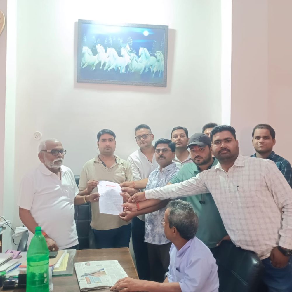 शिक्षणेत्तर कर्मचारियों ने कैशलेस मेडिकल सुविधा मांगी:सदर विधायक प्रतिनिधि को ज्ञापन सौंपा, समस्याएं बताईं