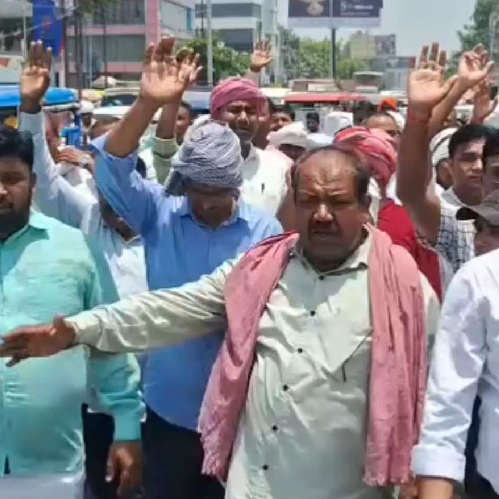 रोजगार सेवकों ने नियमितीकरण की मांग उठाई:देवरिया में 17 साल से कार्यरत, 1 जुलाई को विधानसभा घेराव की चेतावनी