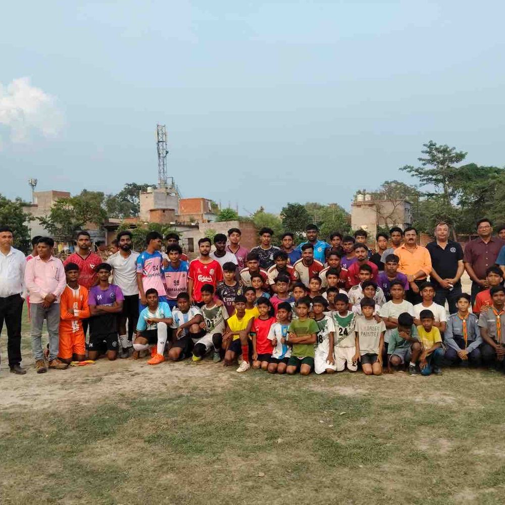 गोरखपुर में फुटबॉल-वॉलीबॉल समर कैंप:100 खिलाड़ियों को मिली स्पोर्ट्स किट, अगले साल होगी अखिल भारतीय फुटबॉल प्रतियोगिता