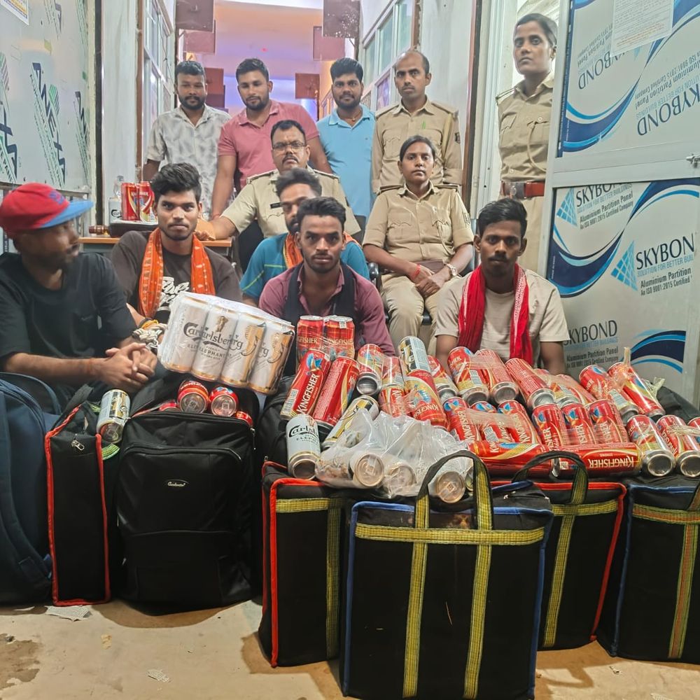 नवादा में शराब माफिया ट्रेन से ला रहे थे शराब:उत्पाद विभाग ने प्रयागराज से आ रहे 5 तस्करों को पकड़ा