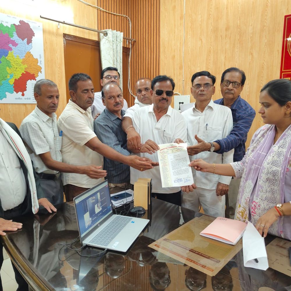 ई-पंजीकरण व्यवस्था का विरोध, बार एसोसिएशन का प्रदर्शन:सम्भल में एसडीएम को सौंपा ज्ञापन, वापसी की मांग