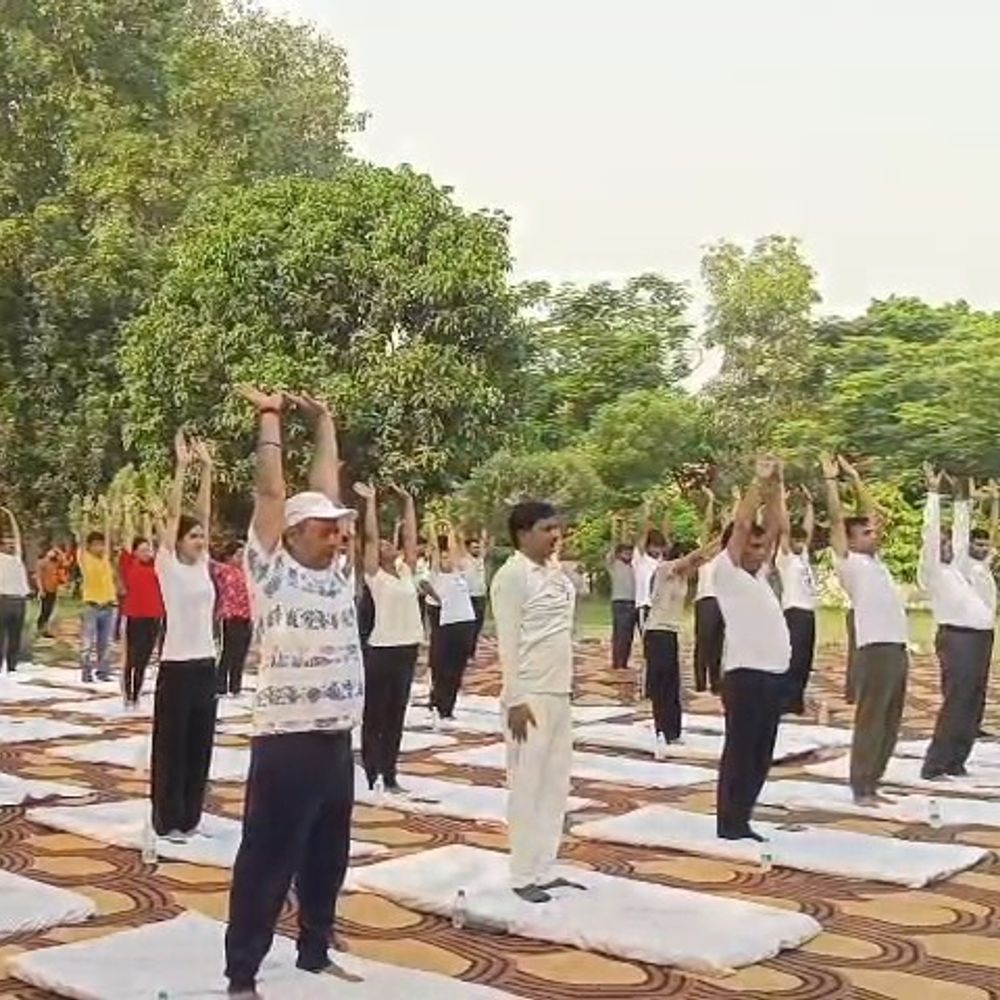 गोंडा में योग सप्ताह शुरू, सीडीओ-एडीएम ने किया शुभारंभ:21 जून को अंतर्राष्ट्रीय योग दिवस से पहले 15 से 21 जून तक चलेगा कार्यक्रम