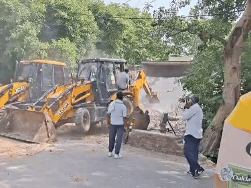 मुरादाबाद में मजार पर चला बुलडोजर:हरिद्वार हाईवे किनारे नाले और सड़क की जमीन पर बनी थी मजार