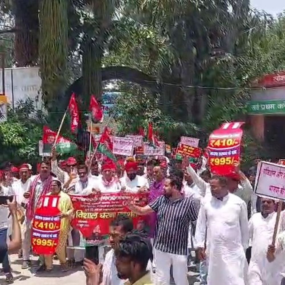 सपा का महंगाई, बेरोजगारी के खिलाफ प्रदर्शन:तहसील तक नारेबाजी करते हुए पहुंचे, बोले- छात्र घर नहीं पहुंच पाते और पेपर लीक हो जाता है