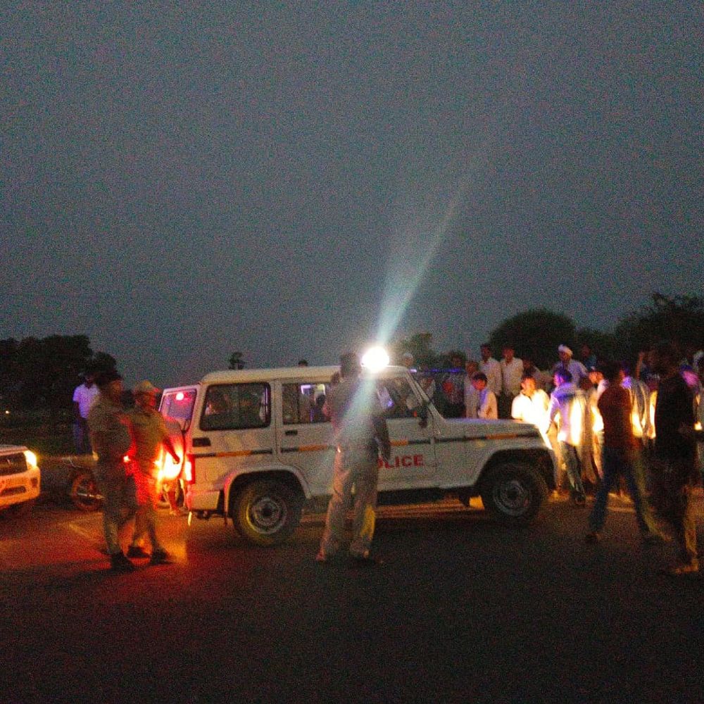 कोटपूतली के जयसिंहपुरा में जमीन पर कब्जे की कोशिश प्रयास:ग्रामीणों ने हथियारबंद बदमाशों को पकड़कर पुलिस को सौंपा, जांच जारी